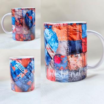Weißer Keramikbecher mit einem farbenfrohen Patchwork-Design, das ein Herzmotiv zeigt. Der Becher ist mit Stoffmustern in Blau-, Rot-, und Orangetönen bedruckt, und der Text 'love to craft' ist in einer weißen, geschwungenen Schrift am unteren Rand sichtb
